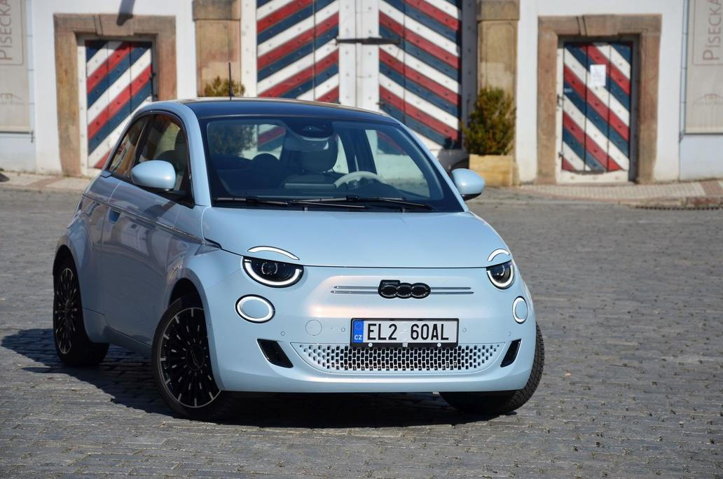 Překvapivě dobře si vede Fiat 500e. Technickou neprošlo pouze 4,2 procenta těchto miniaut.