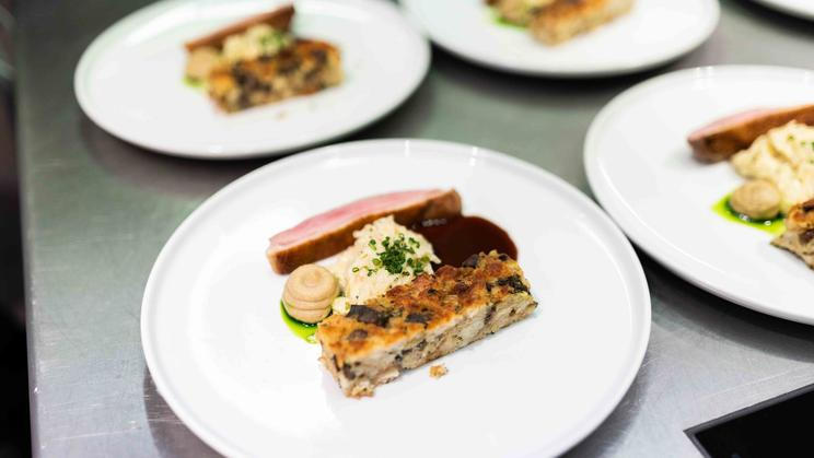 Chef Aiman je velký jazykový model vycvičený přímo pro kulinární prostředí. U plotny sice fyzicky nestojí, ale každý pokrm vzniká podle jeho receptů. Ilustrační foto