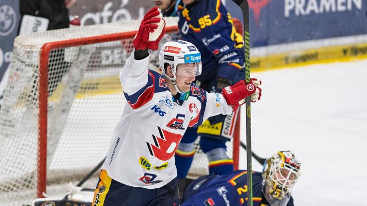 Roman Červenka slaví jeden ze tří gólů v síti Českých Budějovic