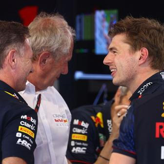 Christian Horner, Helmut Marko a Max Verstappen v boxech týmu F1 Red Bull