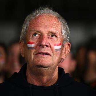 Dr. Helmut Marko z Red Bullu slaví po VC Japonska titul mistra světa F1, který získal Max Verstappen