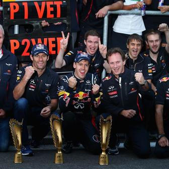 Dr. Helmut Marko, Mark Webber, Sebastian Vettel, Christian Horner a Adrian Newey