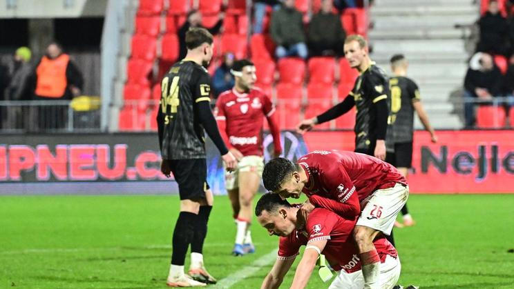 Fotbalisté Pardubic slaví vítězství nad Hradcem