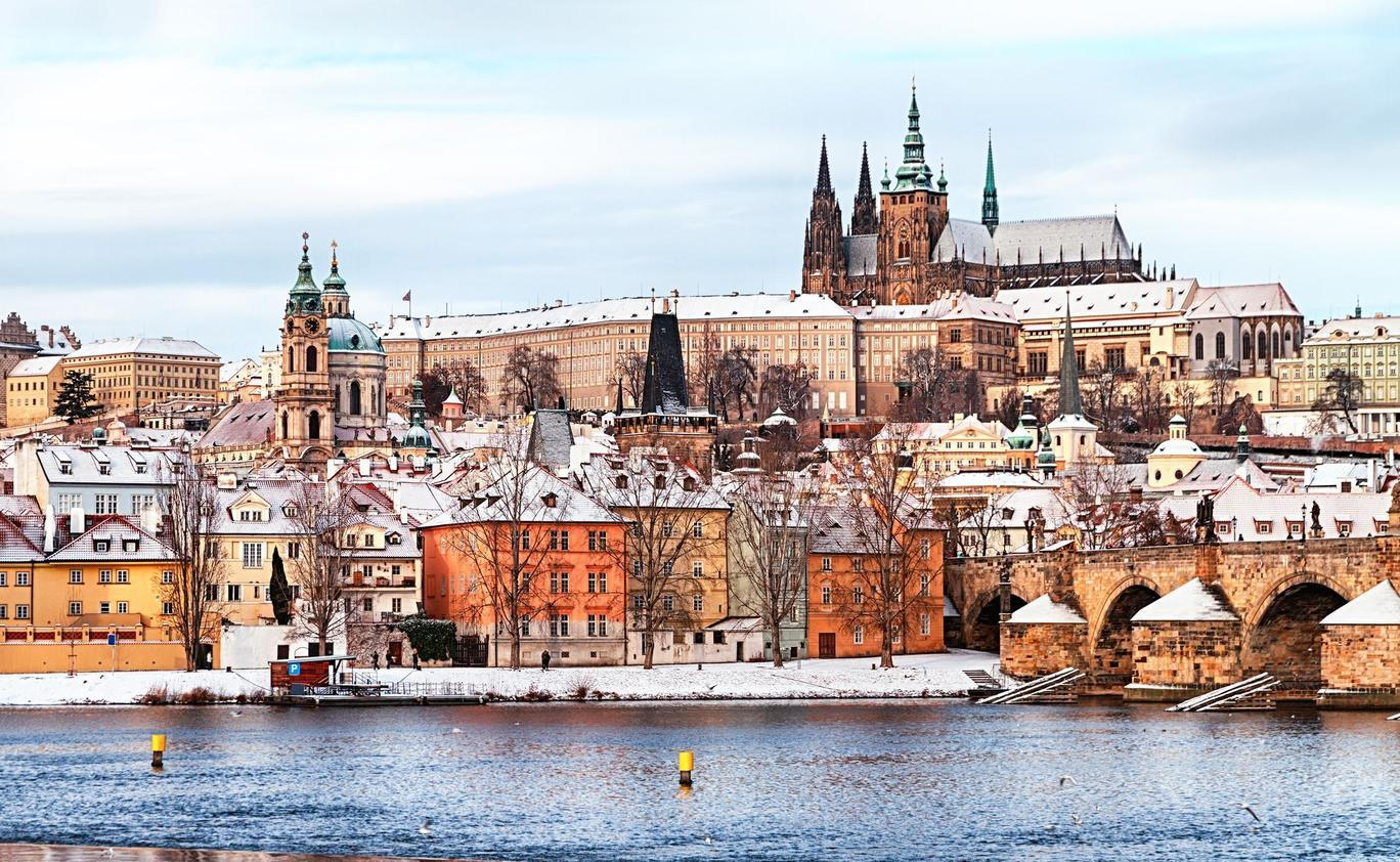 Pražský hrad zima sníh Vltava Karlův most