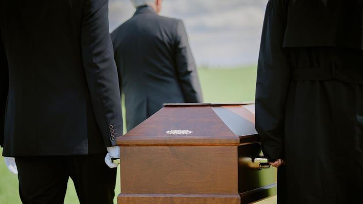 V minulosti se lidé obávali pohřbení zaživa do té míry, že se do některých hrobek instalovaly speciální zvonky, kterými by si domnělý nebožtík mohl přivolat pomoc.