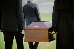 V minulosti se lidé obávali pohřbení zaživa do té míry, že se do některých hrobek instalovaly speciální zvonky, kterými by si domnělý nebožtík mohl přivolat pomoc.