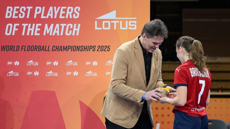 Jaromír Jágr předává cenu pro nejlepší českou hráčku utkání Anně Brucháčkové