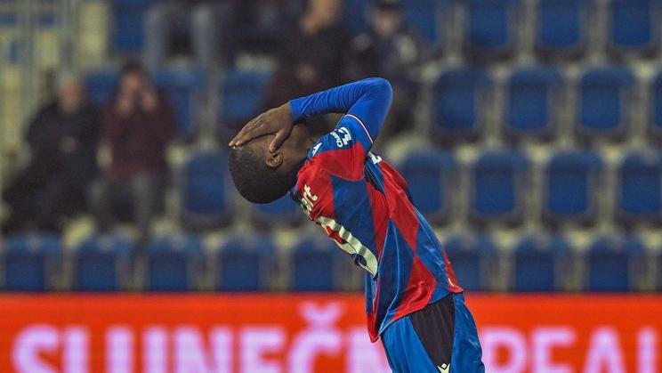 Plzeňský Cheick Souaré se chytá při utkání se Slováckem ze zoufalství za hlavu