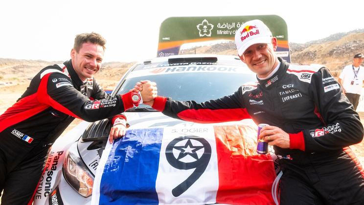Sébastien Ogier (vpravo) slaví devátý titul mistra světa v rallye