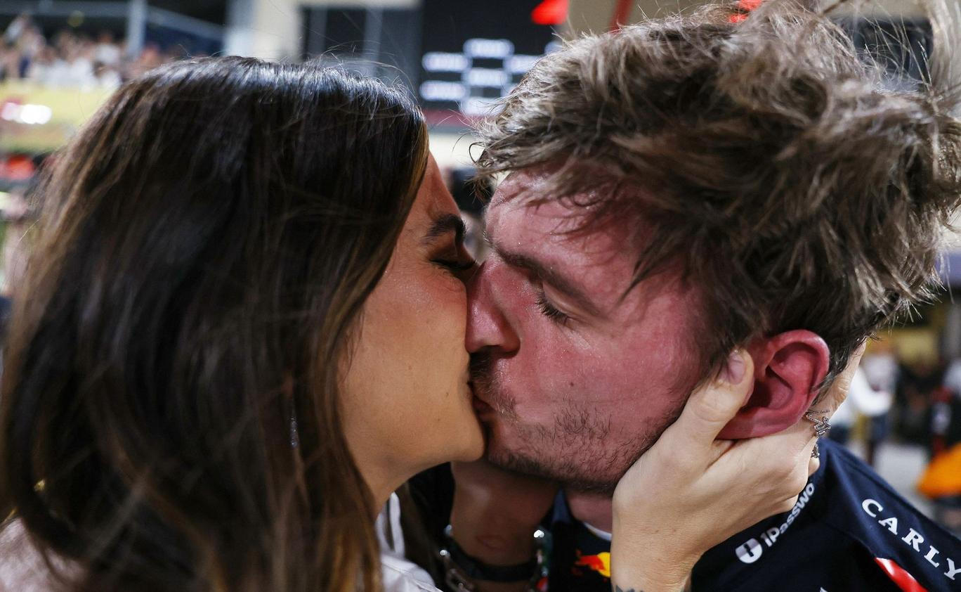 Partnerka Kelly Piquetoá líbá Maxe Verstappen po vítězství v kvalifikaci na VC Abú Zabí 2025