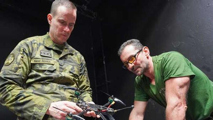 Ondřej Vetchý propaguje sbírku na drony Nemesis (leden 2024)