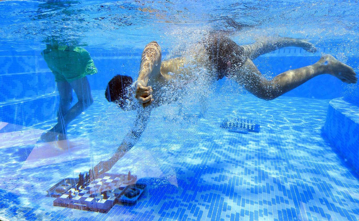 Turnaj v podvodních šachách v bazénu hotelu Silo v jihoafrickém Kapském Městě