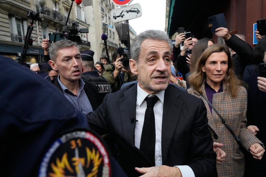 „Tvrdá postel a hrozné jídlo. Vítejte v pekle!“ Sarkozy vydal paměti z vězení