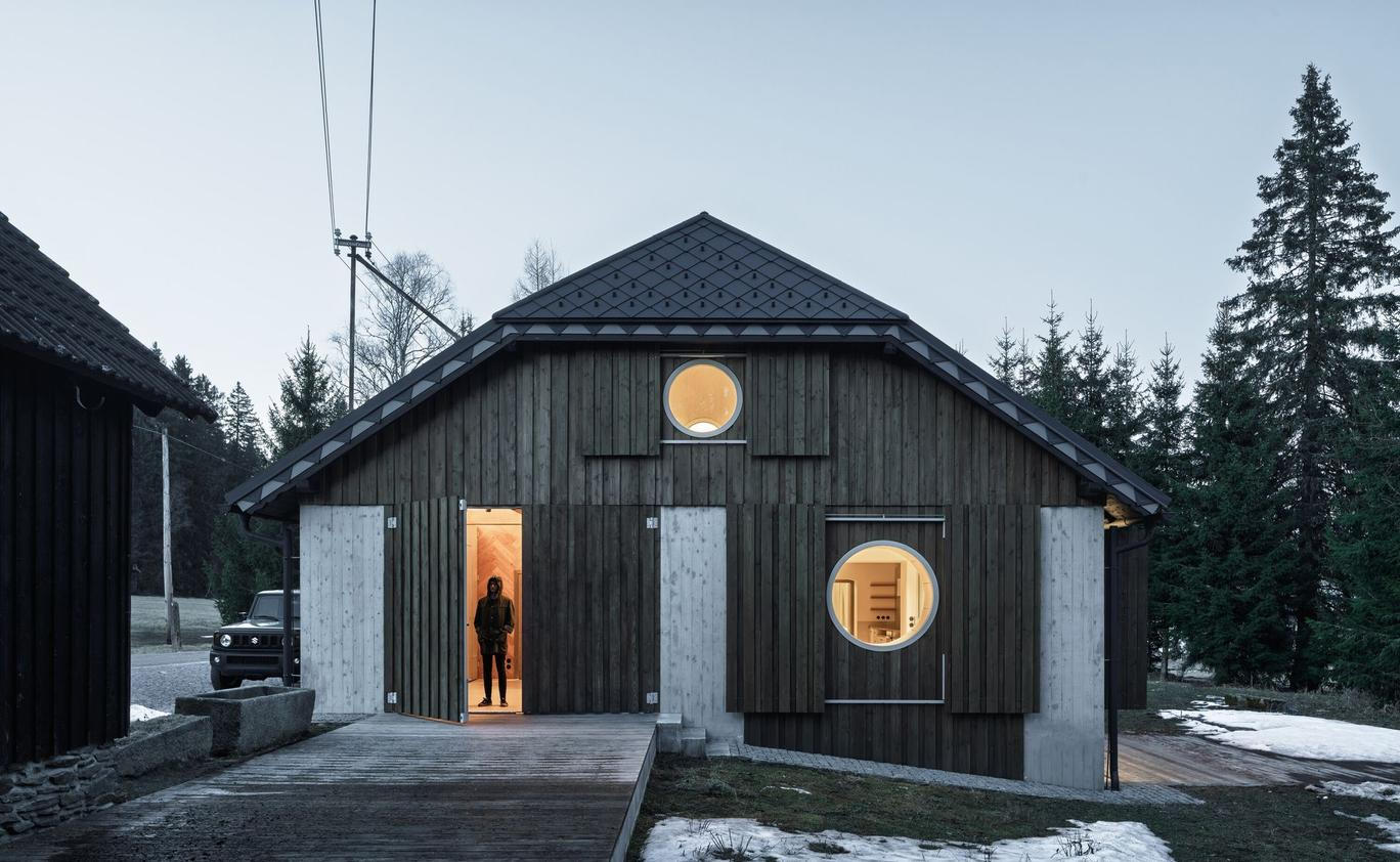 Dům, který si pamatuje těžké zimy i letní ztichnutí, se pod rukama architektů ze Studia Plyš znovu nadechl. 