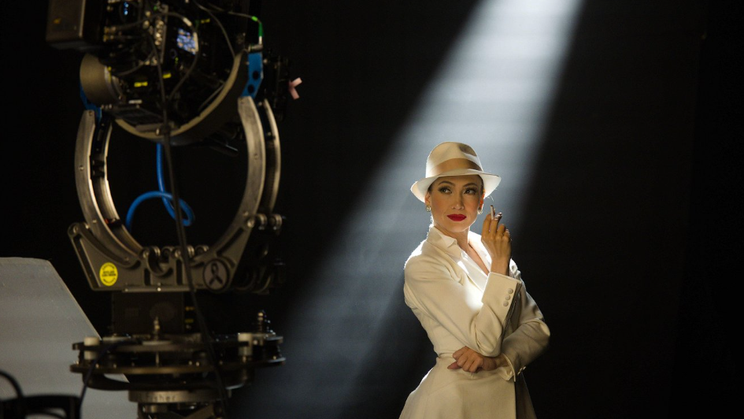 Jennifer Lopezová jako fiktivní latinskoamerická hvězda Ingrid Luna ve filmu Polibek pavoučí ženy.