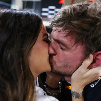 Partnerka Kelly Piquetoá líbá Maxe Verstappen po vítězství v kvalifikaci na VC Abú Zabí 2025