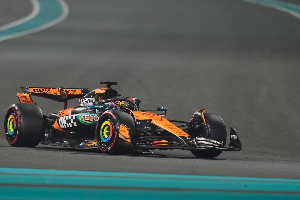 Oscar Piastri, McLaren v kvalifikaci na VC Abú Zabí 2025