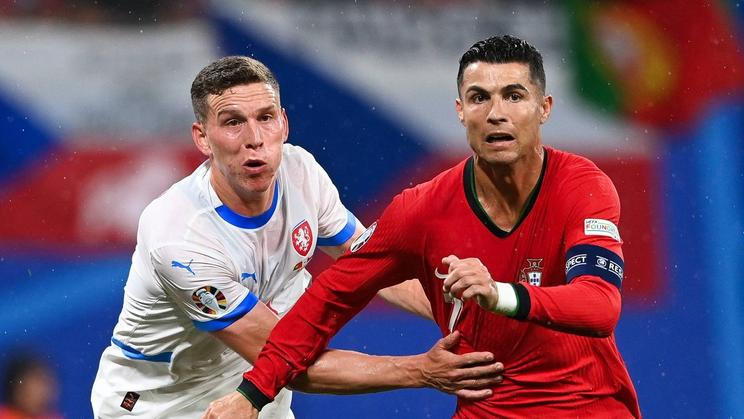 Portugalská hvězda Cristiano Ronaldo (vpravo) v souboji s českým reprezentantem Lukášem Provodem