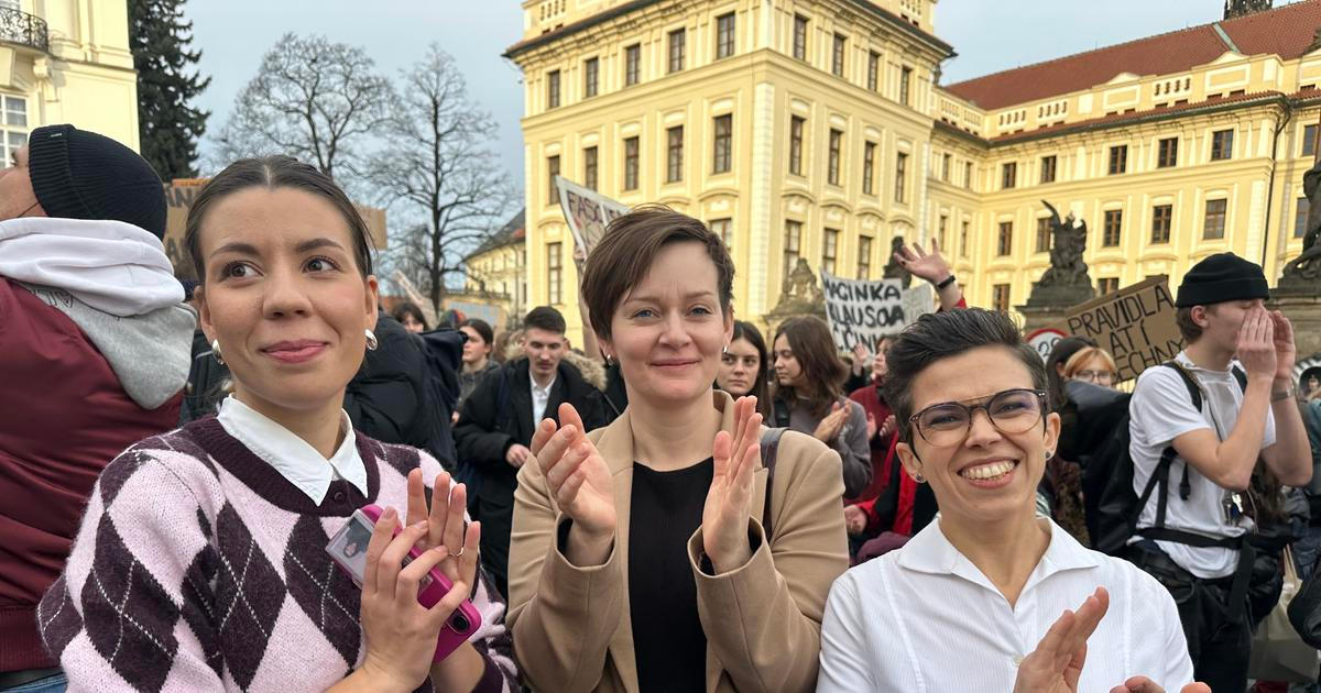 Pirátky nadchli studenti, kteří šli proti Motoristům. Gregor se tvářil zcela opačně