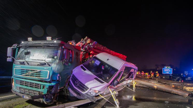 Vážná nehoda u dálnice D56.
