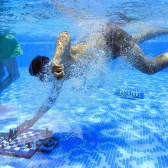 Turnaj v podvodních šachách v bazénu hotelu Silo v jihoafrickém Kapském Městě