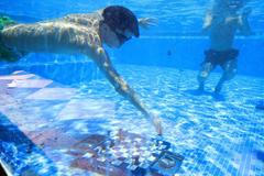 Turnaj v podvodních šachách v bazénu hotelu Silo v jihoafrickém Kapském Městě