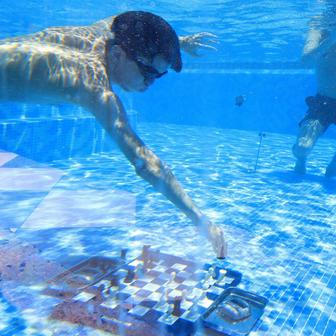 Turnaj v podvodních šachách v bazénu hotelu Silo v jihoafrickém Kapském Městě