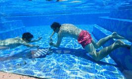 Turnaj v podvodních šachách v bazénu hotelu Silo v jihoafrickém Kapském Městě