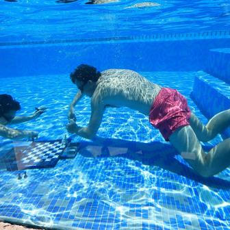 Turnaj v podvodních šachách v bazénu hotelu Silo v jihoafrickém Kapském Městě