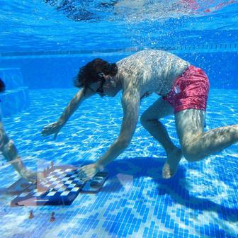 Turnaj v podvodních šachách v bazénu hotelu Silo v jihoafrickém Kapském Městě