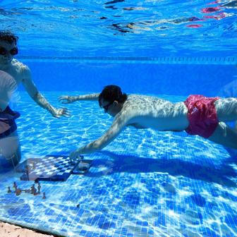 Turnaj v podvodních šachách v bazénu hotelu Silo v jihoafrickém Kapském Městě