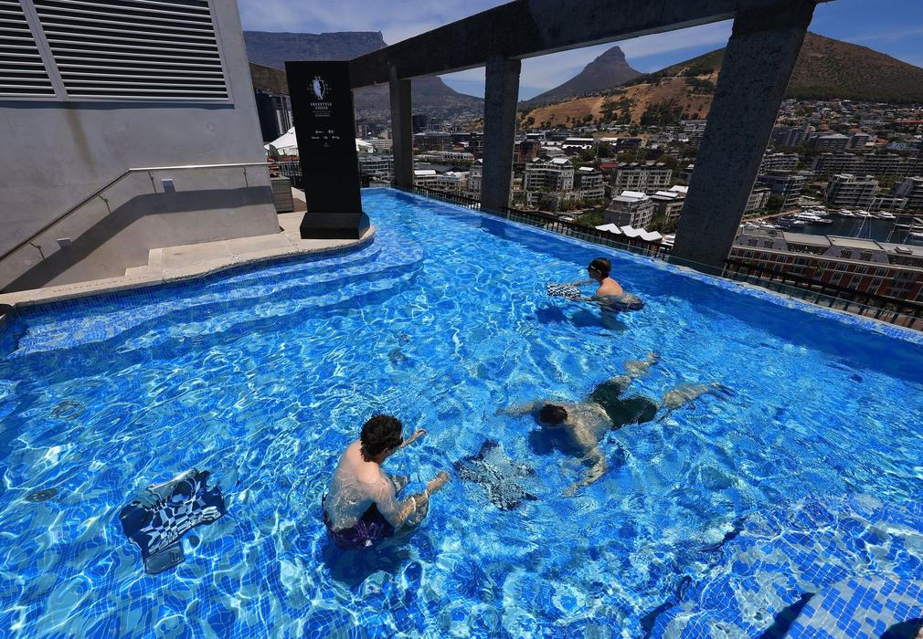 Turnaj v podvodních šachách v bazénu hotelu Silo v jihoafrickém Kapském Městě