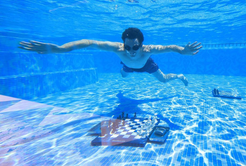 Turnaj v podvodních šachách v bazénu hotelu Silo v jihoafrickém Kapském Městě
