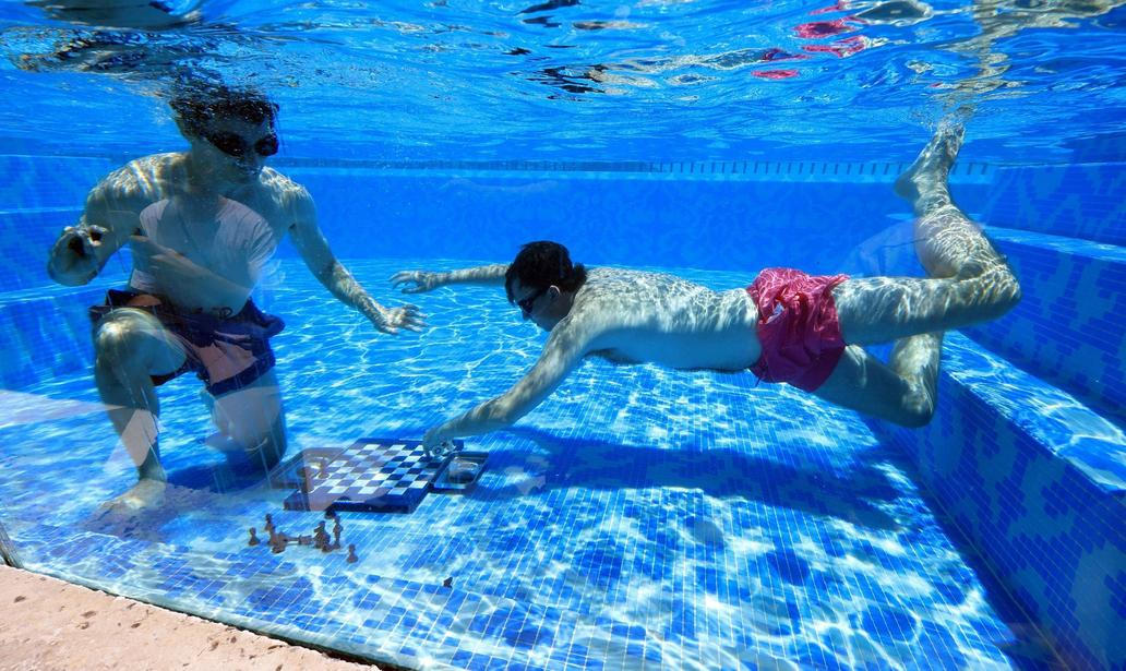 Turnaj v podvodních šachách v bazénu hotelu Silo v jihoafrickém Kapském Městě