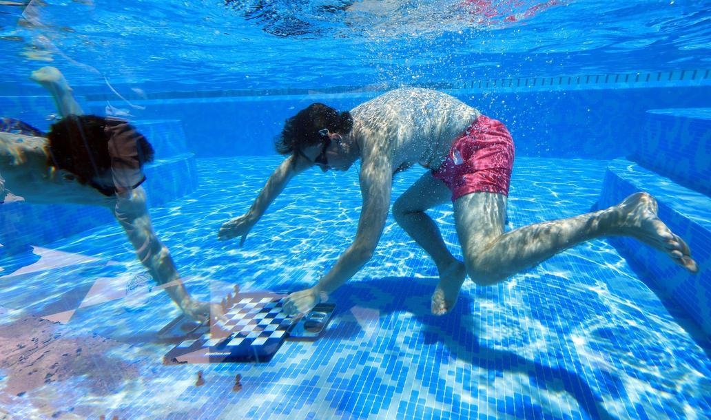 Turnaj v podvodních šachách v bazénu hotelu Silo v jihoafrickém Kapském Městě