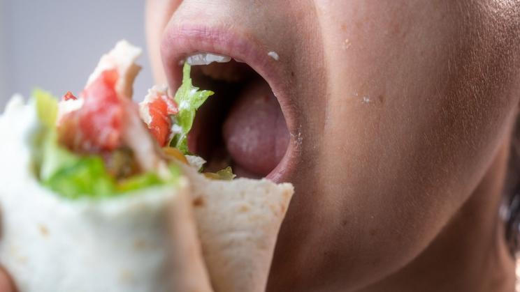 kebab tortila žena ústa jídlo