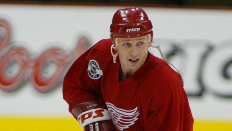 Bývalý ruský hokejový útočník Igor Larionov v dresu Detroitu (2002)