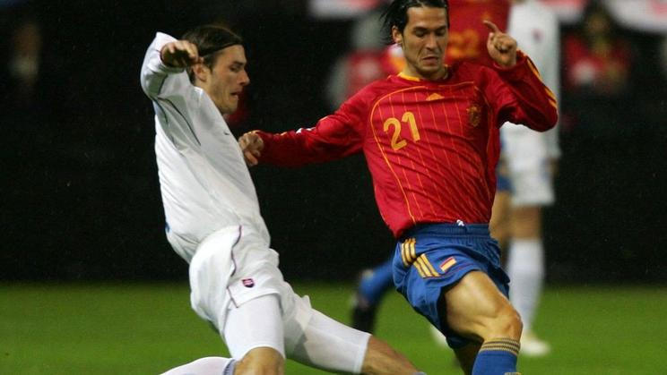 Slovák Marián Had (v bílém) se v úvodním utkání play off o postup na MS 2006 snaží zastavit Španěla Luise Garcíu.