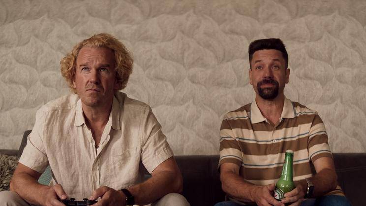 Václav Neužil v roli místního policajta se Stanislavem Majerem coby mafiánem Asasínem v lupičské komedii Poberta.