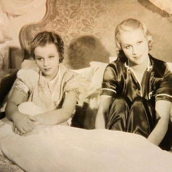 Adina Mandlová (vpravo) s Evou Gérovou v roli Heleny Frýdlové ve filmu Svatební cesta.