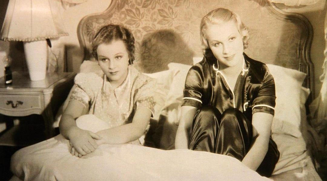 Adina Mandlová (vpravo) s Evou Gérovou v roli Heleny Frýdlové ve filmu Svatební cesta.