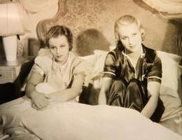 Adina Mandlová (vpravo) s Evou Gérovou v roli Heleny Frýdlové ve filmu Svatební cesta.