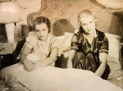 Adina Mandlová (vpravo) s Evou Gérovou v roli Heleny Frýdlové ve filmu Svatební cesta.