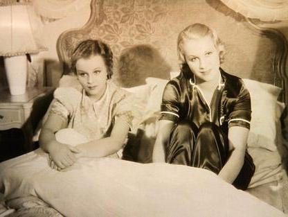 Adina Mandlová (vpravo) s Evou Gérovou v roli Heleny Frýdlové ve filmu Svatební cesta.