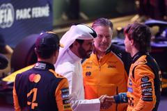 Muhammad ben Sulajím s piloty F1 Landem Norrisem a Oscarem Piastrim