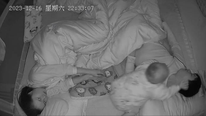 Dítě vyřeší problém s otcovým chrápáním. Video s rázným řešením se stalo hitem