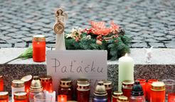 Před sídlem rádia Evropa 2 ve Strašnicích se objevilo pietní místo věnované památce moderátora Patrika Hezuckého, který v pátek ve věku 55 let zemřel na zdravotní komplikace.