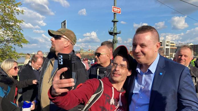 Video: Jak agentura Associated Press informovala o Rajchlově demonstraci
