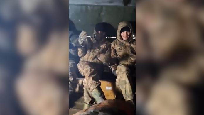 Video vojáků v poutech se stalo předmětem propagandy na sociálních sítích