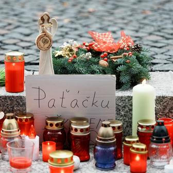 Před sídlem rádia Evropa 2 ve Strašnicích se objevilo pietní místo věnované památce moderátora Patrika Hezuckého, který v pátek ve věku 55 let zemřel na zdravotní komplikace.